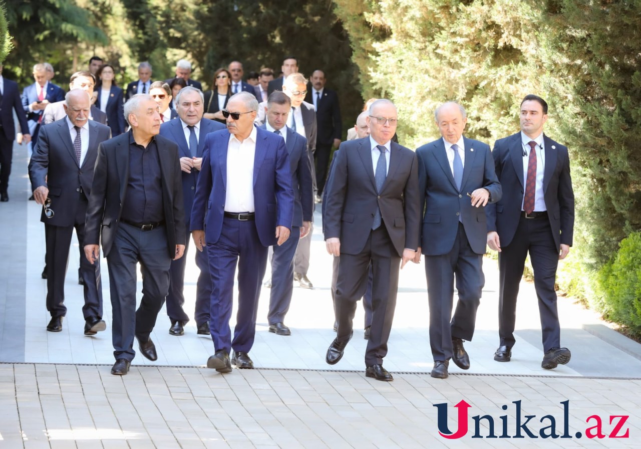 Dövlət rəsmiləri Heydər Əliyevin məzarını ziyarət etdilər - FOTOLAR